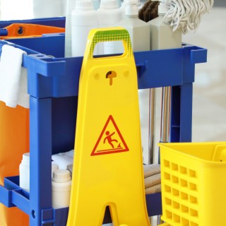 HOMCOM Καρότσι Καθαρισμού με 3 Ράφια με Γάντζους και Σάκο 100L 121x...