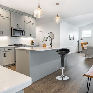 Galileo Σκαμπό μπαρ από ανθρακούχο χάλυβα με ρυθμιζόμενο ύψος, περι...