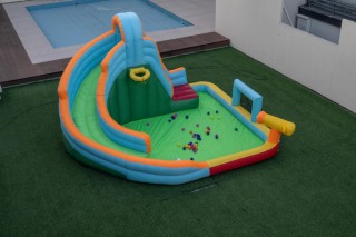 Costway Φουσκωτή Νεροτσουλήθρα με Πισίνα Μπάλες Ωκεανού Ποδοσφαίρου...