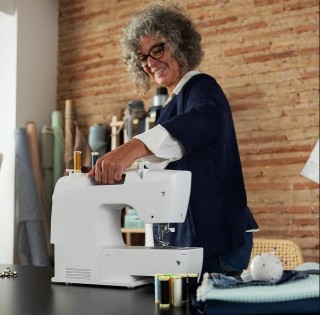Ραπτομηχανή με 215 Βελονιές και Κιτ Αξεσουάρ BelleCouture 21500 Cec... Ραπτομηχανή με 215 Βελονιές και Κιτ Αξεσουάρ BelleCouture 21500 Cec...