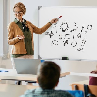 HOMCOM Δίπλευρος Λευκός Μαγνητικός Πίνακας με Αξεσουάρ και 4 Ρόδες... HOMCOM Δίπλευρος Λευκός Μαγνητικός Πίνακας με Αξεσουάρ και 4 Ρόδες...