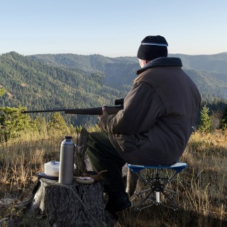 Costway Πτυσσόμενο Περιστρεφόμενο Σκαμπό Κατασκήνωσης με Αντιολισθη...