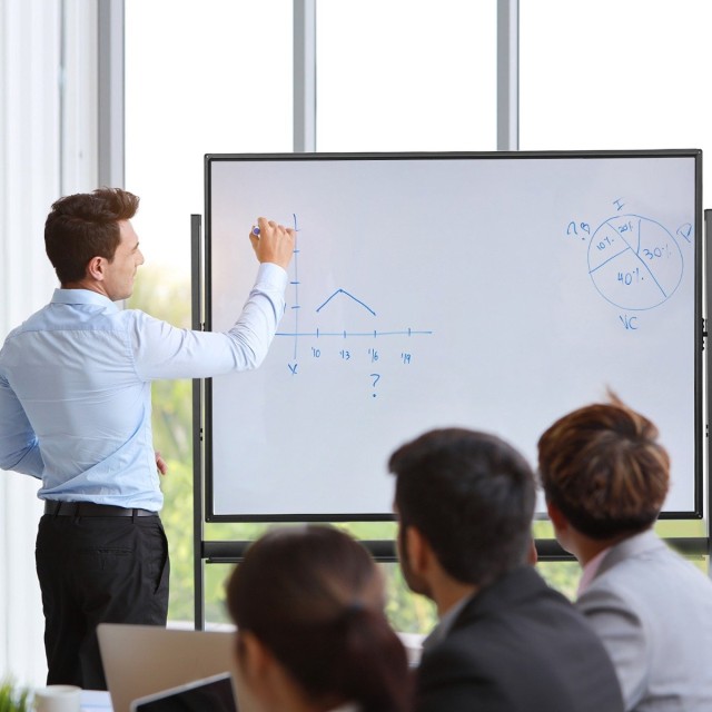 Costway  Μεγάλος Πίνακας Whiteboard 90 x 120 cm με Διπλή Όψη και Ρυθμιζόμενο Ύψος, Περιλαμβάνει Αξεσουάρ και Ρόδες για Εύκολη Μετακίνηση CB10389BK