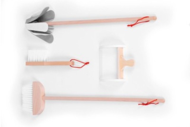 ECOTOYS Ξύλινο σετ καροτσιού καθαρισμού W10D200B