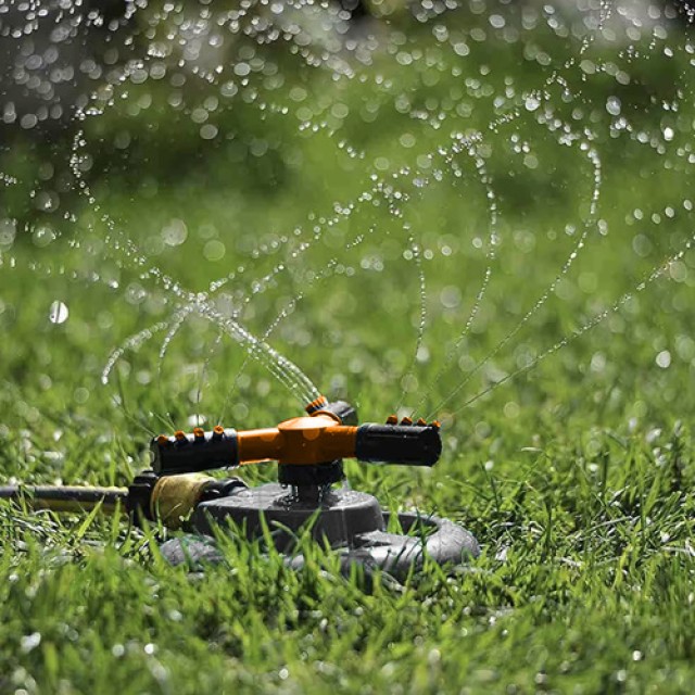 Ποτιστικό Κήπου 360° Περιστρεφόμενο με 3 Ρυθμιζόμενους ΒραχίονεςΜαύρο / Πορτοκαλί 25427 Gardlov