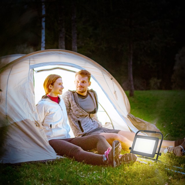 HOMCOM  Φωτιστικό LED Εργασίας 6500K με Περιστρεφόμενη Κεφαλή και Ρυθμιζόμενη Βάση, από Αλουμίνιο και Μέταλλο, 35x20x32 εκ., Μαύρο  B30-060V90BK