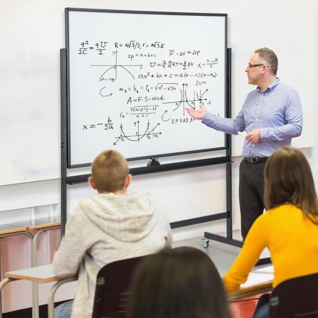 Costway Διπλής Όψης Πίνακας Whiteboard με Ρυθμιζόμενο Ύψος και Αξεσουάρ CB10566BK