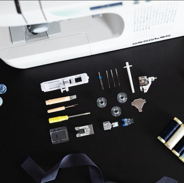 Ραπτομηχανή με 215 Βελονιές και Κιτ Αξεσουάρ BelleCouture 21500 Cec...