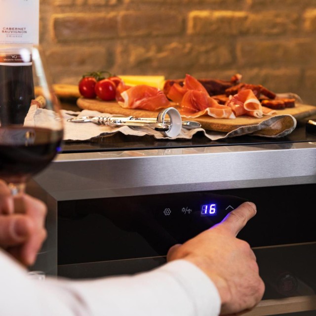 CECOTEC  Συντηρητής Κρασιών Bolero GrandSommelier 2050 Inox, Συμπιεστή, Χωρητικότητα 20 Φιαλών, Ρυθμιζόμενη Θερμοκρασία 5-18ºC, και Πίνακας Ελέγχου Αφής  CEC-00123